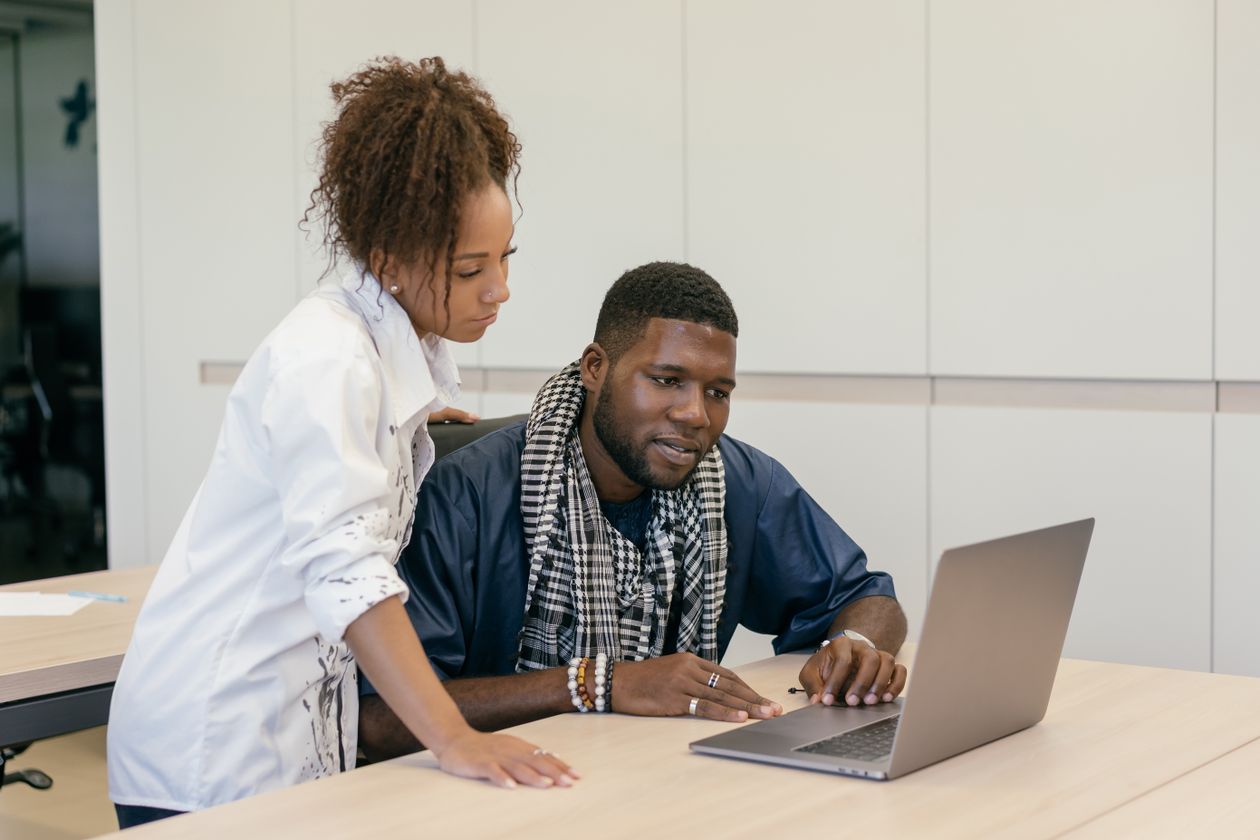 Deux professionnels échangeant devant un ordinateur portable