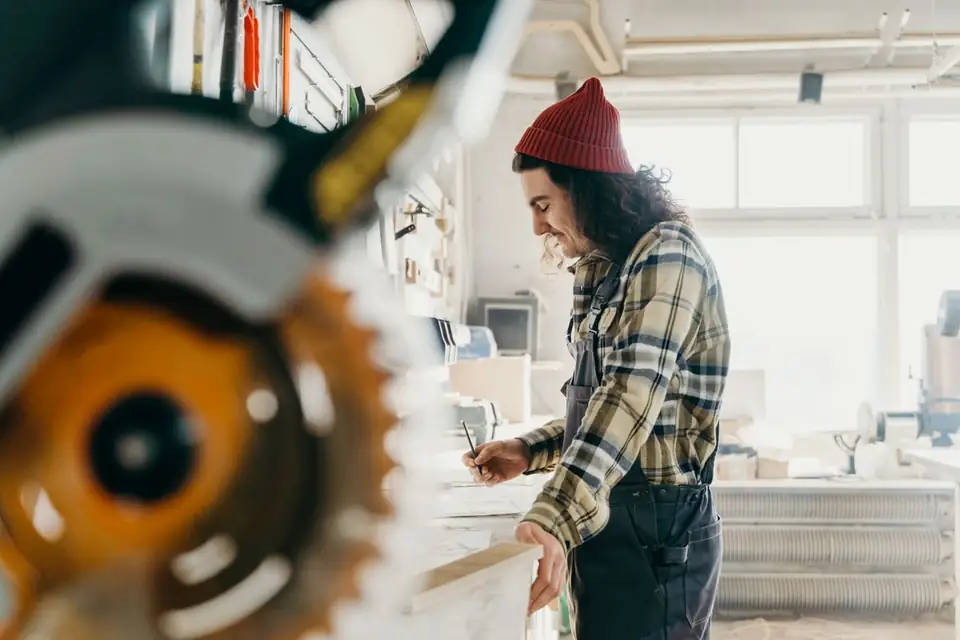 Menuisier au travail dans son atelier